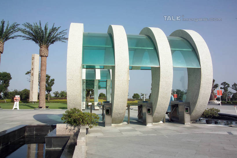 无人,横图,室外,白天,正面,度假,美景,水,植物,城市风光,城市,喷泉,棕榈树,叶子,雕塑,一排,阴影,飞溅,艺术,整齐,装饰,并列,并排,溅,光线,雕刻,雕像,液体,影子,景观,水滴,绿叶,文化,娱乐,水珠,树,树木,排列,蓝色,绿色,蓝天,天空,阳光,自然,工艺品,天,品味,享受,休闲,嫩叶,景色,放松,生长,晴朗,成长,纪念,美术,队列,喷洒,主题,水景,平行,陈列,棕榈叶,万里无云,功能,美学,美观,设计,叶,叶片,晴空,晴空万里,棕树,棕榈,彩图,shrj1