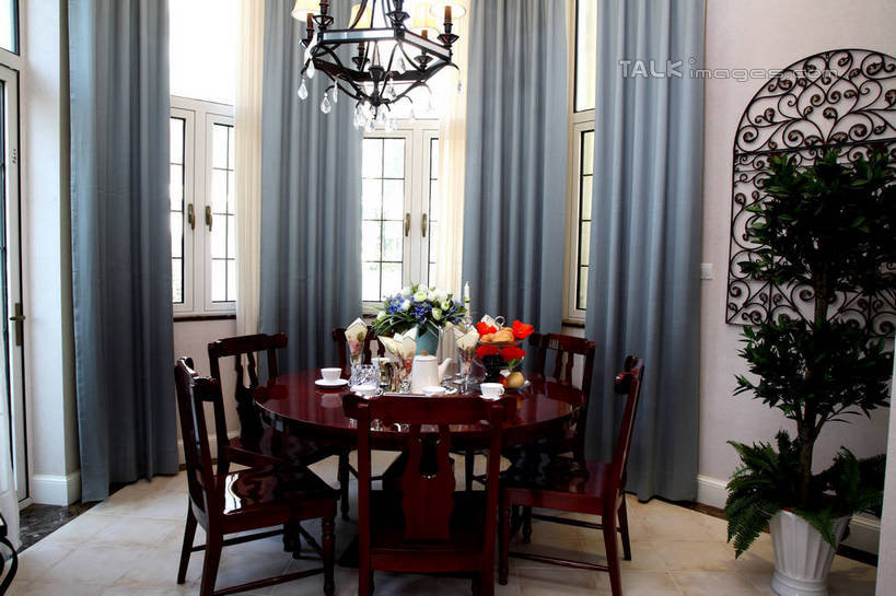 无人,家,横图,室内,白天,正面,别墅,餐桌,窗户,窗帘,家具,装修,桌子,建筑,杯子,餐具,花瓶,椅子,照明,欧式,阴影,装饰,盛开,光线,碟子,盘,影子,陶瓷,饭厅,房屋,木椅,屋子,公寓,灯光,陶瓷制品,豪华,花蕾,建设,现代,装潢,洋房,楼房,吊灯,玻璃窗,住宅,灯,花,花瓣,花朵,鲜花,帘子,盘子,瓶子,水杯,灯具,碟,室内装潢,花苞,花蕊,遮阳,餐台,华丽,修饰,样板房,明亮,照亮,点缀,舒适,家居装潢,照明设备,房屋设计,地中海风格,古典风格,简约风格,室内设计,宽敞,样板房装潢,衬托,美观,雅致,雅观,设计,茶杯,彩图,房子,shrj1