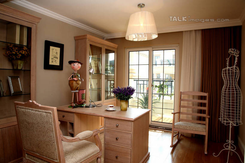 无人,家,横图,室内,白天,正面,别墅,窗户,柜子,家具,落地窗,书房,装修,桌子,建筑,花瓶,书籍,椅子,照明,欧式,阴影,装饰,盛开,光线,人造模特,影子,房屋,木椅,屋子,公寓,灯光,豪华,花蕾,建设,现代,书桌,装潢,洋房,楼房,吊灯,玻璃窗,住宅,玻璃制品,灯,花,花瓣,花朵,鲜花,玻璃瓶,课桌,瓶子,书本,橱柜,灯具,室内装潢,书柜,花苞,花蕊,书橱,道具,样板房,明亮,照亮,舒适,家居装潢,照明设备,储存,房屋设计,地中海风格,古典风格,简约风格,室内设计,宽敞,模特道具,时装道具,样板房装潢,储备,蕴藏,贮备,设计,书,图书,彩图,房子,包布模特,服装立裁人台,人台,试衣模特,试衣人台,贮存,shrj1