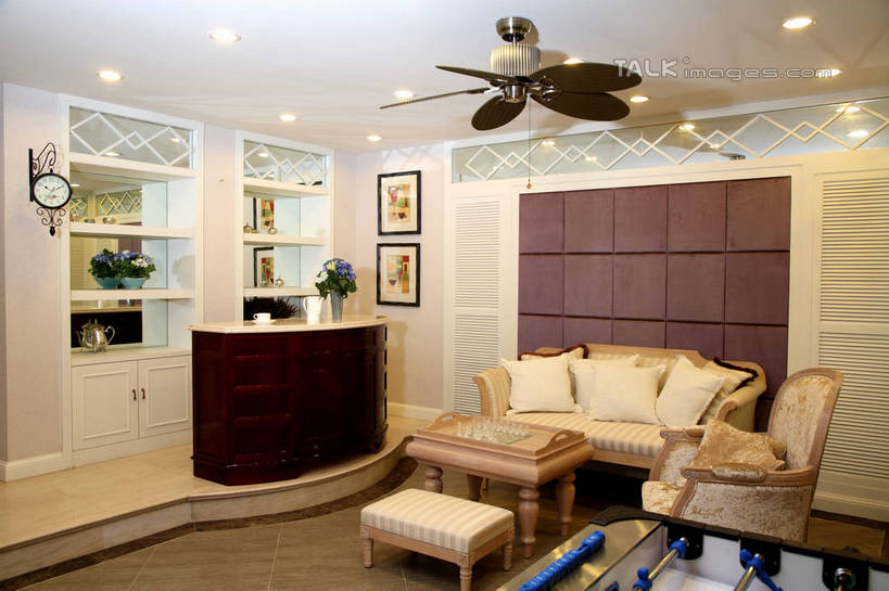 无人,家,客厅,横图,室内,白天,正面,绘画,别墅,柜子,家具,靠垫,沙发,装修,桌子,建筑,照明,欧式,阴影,艺术,装饰,时间,光线,木制,电器,时钟,影子,房屋,屋子,公寓,灯光,风扇,靠枕,夏季,储物柜,古典,豪华,清凉,计时,茶几,凉爽,文化,建设,现代,装潢,洋房,楼房,顶灯,住宅,灯,木制品,工艺品,灯具,垫子,挂钟,室内装潢,枕头,钟表,夏天,品味,表,吊扇,电风扇,电扇,样板房,明亮,照亮,美术,起居室,高雅,舒适,家电,家居装潢,家用电器,照明设备,储存,挂画,房屋设计,地中海风格,古典风格,简约风格,布艺沙发,室内设计,宽敞,样板房装潢,美学,客堂,储备,蕴藏,贮备,设计,钟,装饰画,彩图,房子,贮存,小家电,shrj1