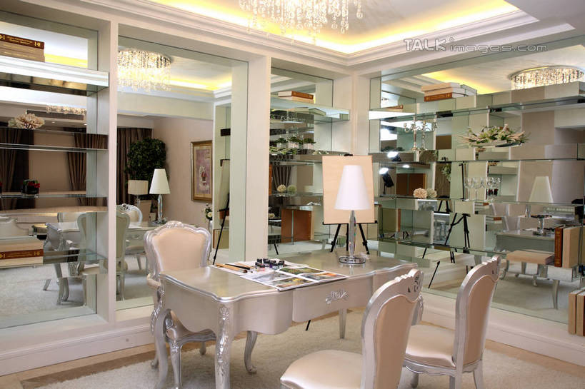 无人,家,客厅,横图,室内,白天,正面,绘画,别墅,餐桌,柜子,家具,镜子,靠垫,沙发,台灯,装修,桌子,建筑,花瓶,椅子,照明,欧式,阴影,艺术,装饰,盛开,光线,影子,饭厅,房屋,屋子,公寓,灯光,画板,靠枕,美术用品,储物柜,豪华,花蕾,建设,现代,装潢,洋房,楼房,吊灯,画架,住宅,玻璃制品,灯,花,花瓣,花朵,鲜花,玻璃瓶,瓶子,灯具,垫子,室内装潢,枕头,花苞,花蕊,餐台,样板房,明亮,照亮,美术,镜像,起居室,舒适,家居装潢,镜面,照明设备,储存,绘画工具,房屋设计,地中海风格,古典风格,简约风格,布艺沙发,室内设计,宽敞,样板房装潢,客堂,储备,蕴藏,贮备,设计,彩图,房子,贮存,shrj1