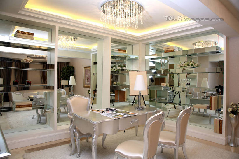 无人,家,客厅,横图,室内,白天,正面,绘画,别墅,餐桌,柜子,家具,镜子,靠垫,沙发,台灯,装修,桌子,建筑,花瓶,椅子,照明,欧式,阴影,艺术,装饰,盛开,光线,影子,饭厅,房屋,屋子,公寓,灯光,画板,靠枕,美术用品,储物柜,豪华,花蕾,建设,现代,装潢,洋房,楼房,吊灯,画架,住宅,玻璃制品,灯,花,花瓣,花朵,鲜花,玻璃瓶,瓶子,灯具,垫子,室内装潢,枕头,花苞,花蕊,餐台,样板房,明亮,照亮,美术,镜像,起居室,舒适,家居装潢,镜面,照明设备,储存,绘画工具,房屋设计,地中海风格,古典风格,简约风格,布艺沙发,室内设计,宽敞,样板房装潢,客堂,储备,蕴藏,贮备,设计,彩图,房子,贮存,shrj1