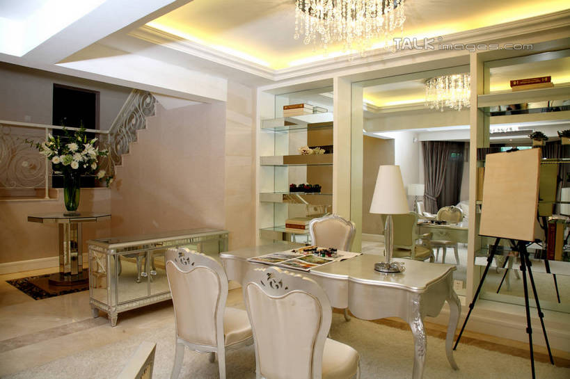 无人,家,客厅,横图,室内,白天,正面,绘画,别墅,餐桌,柜子,家具,镜子,靠垫,沙发,台灯,装修,桌子,建筑,花瓶,椅子,照明,欧式,阴影,艺术,装饰,盛开,光线,影子,饭厅,房屋,屋子,公寓,灯光,画板,靠枕,美术用品,储物柜,豪华,花蕾,建设,现代,装潢,洋房,楼房,吊灯,画架,住宅,玻璃制品,灯,花,花瓣,花朵,鲜花,玻璃瓶,瓶子,灯具,垫子,室内装潢,枕头,花苞,花蕊,餐台,样板房,明亮,照亮,美术,镜像,起居室,舒适,家居装潢,镜面,照明设备,储存,绘画工具,房屋设计,地中海风格,古典风格,简约风格,布艺沙发,室内设计,宽敞,样板房装潢,客堂,储备,蕴藏,贮备,设计,彩图,房子,贮存,shrj1