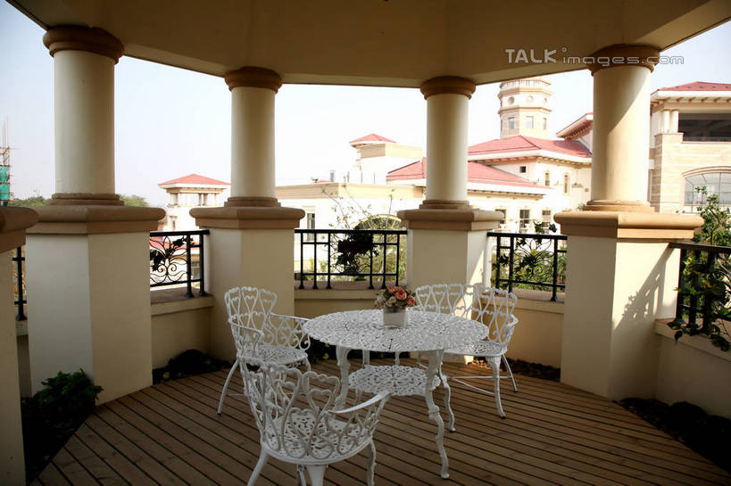 无人,家,栏杆,横图,室外,白天,正面,植物,别墅,餐桌,家具,装修,桌子,建筑,花瓶,椅子,欧式,阴影,装饰,盛开,光线,扶手,影子,陶瓷,房屋,屋子,公寓,陶瓷制品,豪华,花蕾,建设,现代,装潢,洋房,护栏,楼房,住宅,花,花瓣,花朵,鲜花,树,树木,蓝色,绿色,蓝天,天空,阳光,自然,瓶子,室内装潢,天,花苞,花蕊,生长,晴朗,成长,餐台,样板房,明亮,舒适,家居装潢,房屋设计,地中海风格,古典风格,简约风格,室内设计,宽敞,万里无云,样板房装潢,设计,晴空,晴空万里,彩图,房子,shrj1