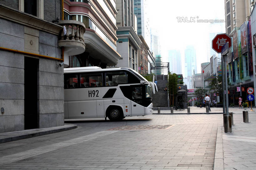 无人,高楼大厦,横图,室外,白天,正面,度假,美景,植物,城市风光,标志建筑,城市,大厦,地标,建筑,路灯,摩天大楼,指示牌,公共汽车,照明,上海,中国,亚洲,一辆,阴影,光线,标志,路标,文字,影子,字符,景观,建筑群,灯光,巴士,公交车,娱乐,标识,建设,路牌,车,灯,树,树木,蓝色,绿色,蓝天,天空,阳光,自然,交通工具,南京路,天,享受,休闲,汉字,景色,放松,南京路步行街,生长,晴朗,成长,照亮,申,照明设备,中文,载具,黄浦区,东亚,上海市,万里无云,中华人民共和国,沪,华东地区,国文,华文,晴空,晴空万里,彩图,大楼,高层建筑,高楼,摩天楼,shrj1