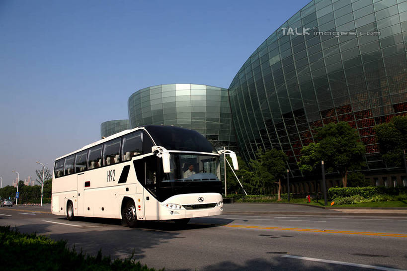 无人,高楼大厦,横图,室外,白天,正面,度假,美景,植物,城市风光,城市,大厦,道路,建筑,路,摩天大楼,公路,公共汽车,上海,中国,亚洲,一辆,阴影,光线,影子,景观,分界线,巴士,停车线,公交车,交通,娱乐,车,树,树木,蓝色,绿色,蓝天,天空,阳光,自然,交通工具,天,享受,休闲,景色,放松,生长,晴朗,成长,车行道,车行道分界线,申,载具,标线,东亚,车行线,上海市,万里无云,中华人民共和国,沪,华东地区,晴空,晴空万里,马路,彩图,大楼,高层建筑,高楼,摩天楼,shrj1