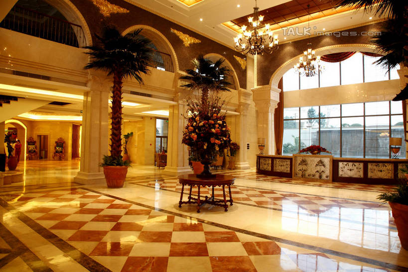 无人,宾馆,横图,室内,白天,正面,植物,窗户,地板,落地窗,装修,桌面,桌子,建筑,花盆,照明,欧式,阴影,装饰,盛开,光线,木制,盆栽,影子,陶瓷,木桌,灯光,盆景,陶瓷制品,地面,豪华,花蕾,建设,现代,装潢,吊灯,顶灯,木地板,玻璃窗,灯,花,花瓣,花朵,鲜花,树,树木,绿色,自然,木制品,容器,灯具,室内装潢,花苞,花蕊,生长,成长,储藏,样板房,明亮,照亮,舒适,家居装潢,照明设备,储存,房屋设计,地中海风格,古典风格,简约风格,室内设计,宽敞,样板房装潢,盆景树,盆栽树,设计,彩图,客店,客栈,旅店,旅馆,旅舍,汽车旅馆,木桌子,贮存,shrj1