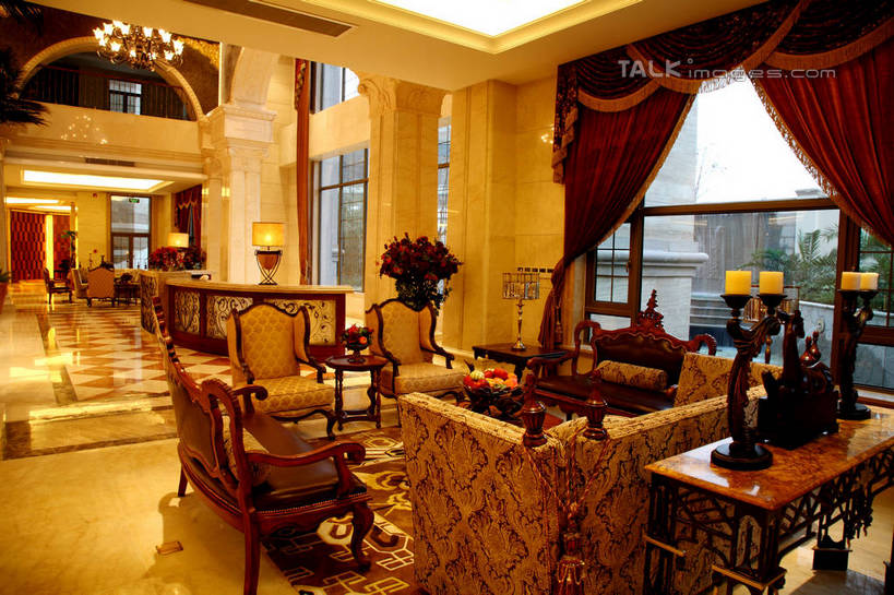 无人,宾馆,横图,室内,白天,正面,窗户,窗帘,沙发,装修,桌子,建筑,花瓶,蜡烛,欧式,阴影,装饰,盛开,光线,木制,影子,烛台,陶瓷,灯光,陶瓷制品,豪华,花蕾,茶几,建设,现代,装潢,玻璃窗,花,花瓣,花朵,鲜花,帘子,木制品,瓶子,室内装潢,花苞,花蕊,遮阳,华丽,修饰,样板房,明亮,点缀,舒适,家居装潢,蜡烛架,房屋设计,地中海风格,古典风格,简约风格,布艺沙发,室内设计,宽敞,样板房装潢,衬托,美观,雅致,雅观,烛炬,烛架,设计,彩图,客店,客栈,旅店,旅馆,旅舍,汽车旅馆,shrj1