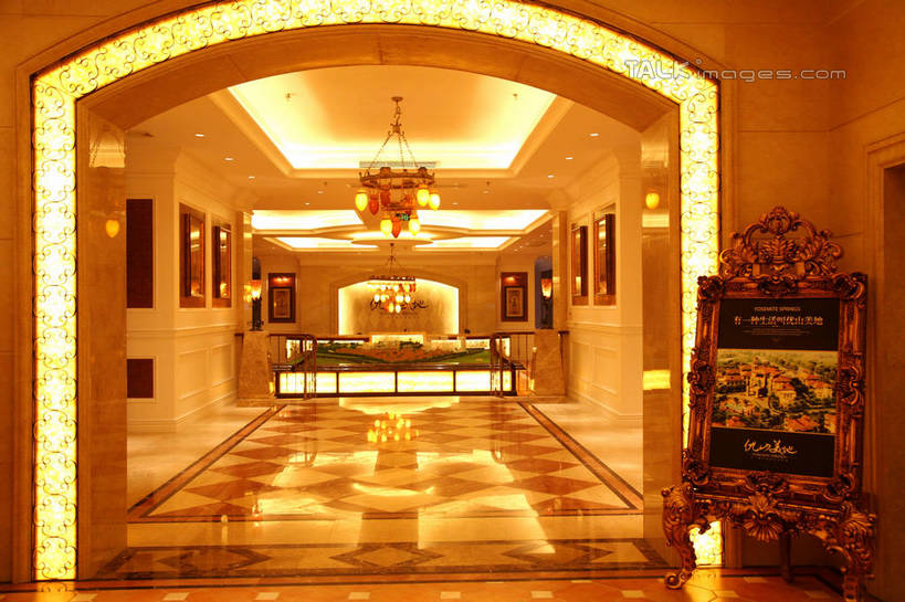 无人,宾馆,栏杆,横图,室内,白天,正面,绘画,地板,装修,建筑,照明,欧式,阴影,艺术,装饰,光线,信息,扶手,影子,灯光,地面,古典,豪华,文化,建设,现代,装潢,护栏,吊灯,顶灯,木地板,布告,布告栏,灯,工艺品,灯具,室内装潢,品味,样板房,明亮,照亮,美术,高雅,舒适,通知,公告,家居装潢,传播,照明设备,消息,挂画,房屋设计,地中海风格,古典风格,简约风格,室内设计,宽敞,样板房装潢,美学,公布栏,设计,装饰画,彩图,客店,客栈,旅店,旅馆,旅舍,汽车旅馆,shrj1