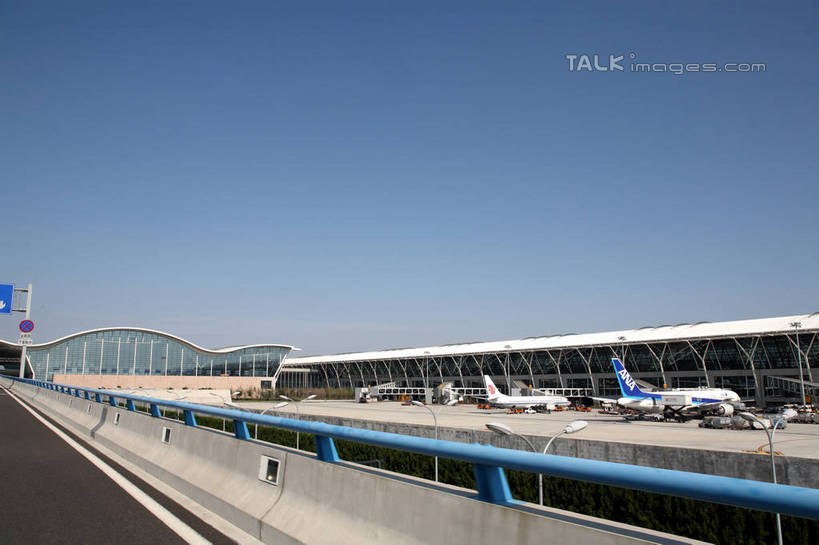 无人,机场,栏杆,横图,室外,白天,正面,度假,美景,城市风光,标志建筑,城市,道路,地标,飞机,飞机场,建筑,路,公路,上海,中国,亚洲,阴影,光线,扶手,影子,景观,高架,建筑群,交通,娱乐,航空,建设,浦东,护栏,浦东国际机场,浦东机场,蓝色,蓝天,天空,阳光,停机坪,交通工具,天,享受,休闲,景色,放松,运输,晴朗,申,客机,载具,高架桥,浦东新区,东亚,上海市,高架道路,跨线桥,万里无云,中华人民共和国,沪,华东地区,航空站,空港,晴空,晴空万里,马路,彩图,上海浦东国际机场,shrj1