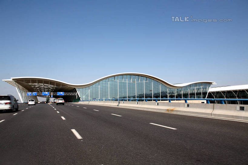 无人,机场,横图,室外,白天,正面,度假,美景,城市风光,城市,道路,飞机场,路,公路,上海,中国,亚洲,阴影,光线,影子,景观,分界线,停车线,交通,娱乐,浦东,浦东国际机场,浦东机场,蓝色,蓝天,天空,阳光,天,享受,休闲,景色,放松,晴朗,车行道,车行道分界线,申,标线,浦东新区,东亚,车行线,上海市,万里无云,中华人民共和国,沪,华东地区,航空站,空港,晴空,晴空万里,马路,彩图,上海浦东国际机场,shrj1