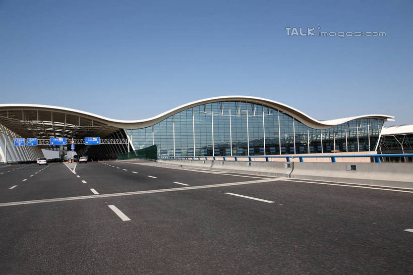 无人,机场,横图,室外,白天,正面,度假,美景,城市风光,城市,道路,飞机场,路,公路,上海,中国,亚洲,阴影,光线,影子,景观,分界线,停车线,交通,娱乐,浦东,浦东国际机场,浦东机场,蓝色,蓝天,天空,阳光,天,享受,休闲,景色,放松,晴朗,车行道,车行道分界线,申,标线,浦东新区,东亚,车行线,上海市,万里无云,中华人民共和国,沪,华东地区,航空站,空港,晴空,晴空万里,马路,彩图,上海浦东国际机场,shrj1