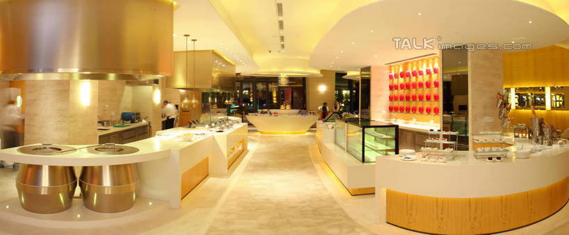 无人,前台,餐厅,横图,室内,夜晚,正面,餐桌,窗户,落地窗,桌子,橱窗,照明,阴影,光线,影子,办公桌,灯光,顶灯,玻璃窗,灯,灯具,服务台,餐台,照亮,照明设备,玻璃橱窗,彩图,餐馆,饭店,饭馆,帮助台,呼叫台,shrj1