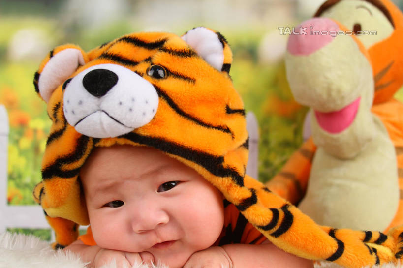 东方人,婴儿,儿童,脸,头,脸颊,一个人,横图,室内,特写,白天,背景,正面,游戏,纯洁,地毯,帽子,玩具,亚洲,仅一个人,服装,朦胧,模糊,装饰,编织,玩偶,手工艺品,织物,玩,注视,黄种人,娱乐,一只,小孩,衣服,工艺品,观察,看,趴着,休闲,可爱,益智,摄影,服饰,毛绒玩具,活泼,影棚,观看,华丽,修饰,安慰,点缀,察看,衣着,穿着,发泄,关注,消遣,宝宝,表演服,演出服,纯真,烂漫,无邪,宣泄,衬托,美观,雅致,雅观,衣饰,道具服,伶俐,天真,亚洲人,孩子,头部,脸部,脸蛋,面部,老虎,趴,玩耍,嬉戏,半身,布景,彩图,影棚拍摄,拍摄,shsc1