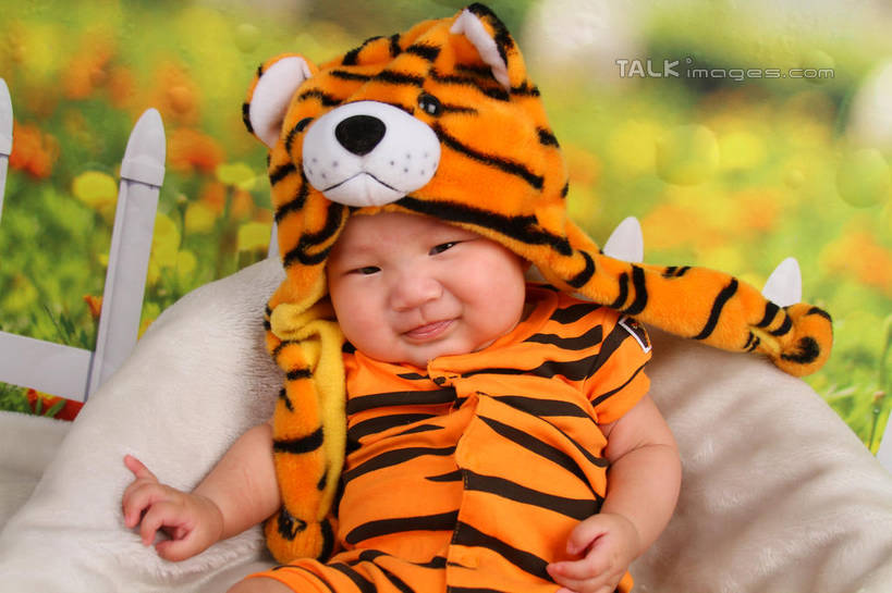 东方人,婴儿,儿童,一个人,坐,横图,室内,白天,背景,正面,纯洁,沙发,帽子,纺织品,亚洲,仅一个人,服装,朦胧,模糊,装饰,毛毯,毯子,注视,黄种人,纺织,小孩,衣服,垫子,观察,看,温暖,可爱,摄影,服饰,活泼,影棚,观看,华丽,修饰,点缀,察看,衣着,穿着,关注,宝宝,表演服,演出服,布艺沙发,纯真,烂漫,无邪,衬托,美观,雅致,雅观,衣饰,道具服,伶俐,天真,亚洲人,孩子,老虎,坐着,半身,布景,彩图,影棚拍摄,拍摄,shsc1