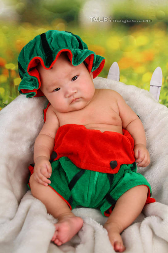 东方人,婴儿,儿童,一个人,坐,竖图,室内,白天,背景,正面,纯洁,沙发,西瓜,帽子,纺织品,亚洲,仅一个人,服装,朦胧,模糊,装饰,毛毯,毯子,注视,黄种人,纺织,小孩,衣服,垫子,观察,看,温暖,可爱,摄影,服饰,活泼,影棚,观看,华丽,修饰,点缀,察看,衣着,穿着,关注,宝宝,表演服,演出服,布艺沙发,纯真,烂漫,无邪,衬托,美观,雅致,雅观,衣饰,道具服,伶俐,天真,亚洲人,孩子,寒瓜,坐着,布景,彩图,全身,影棚拍摄,拍摄,shsc1