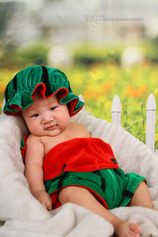 东方人,婴儿,儿童,一个人,坐,竖图,室内,白天,背景,侧面,纯洁,沙发,西瓜,帽子,纺织品,亚洲,仅一个人,服装,朦胧,模糊,装饰,毛毯,毯子,扭头,注视,黄种人,纺织,小孩,衣服,垫子,观察,看,转头,温暖,可爱,摄影,服饰,活泼,影棚,观看,华丽,修饰,点缀,察看,衣着,穿着,关注,宝宝,表演服,演出服,布艺沙发,纯真,烂漫,无邪,衬托,美观,雅致,雅观,衣饰,道具服,伶俐,天真,亚洲人,孩子,寒瓜,坐着,半身,布景,彩图,影棚拍摄,拍摄,shsc1