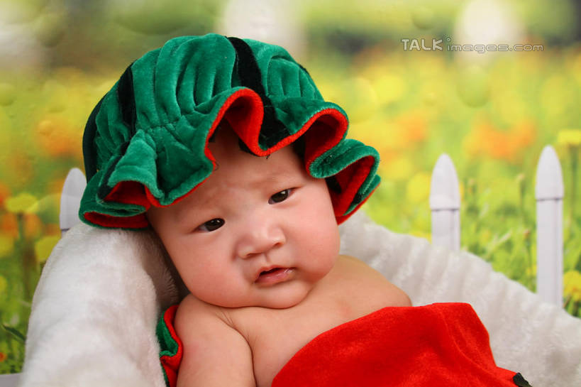 东方人,婴儿,儿童,一个人,坐,横图,室内,白天,背景,侧面,纯洁,沙发,西瓜,帽子,纺织品,亚洲,仅一个人,服装,朦胧,模糊,装饰,毛毯,毯子,扭头,注视,黄种人,纺织,小孩,衣服,垫子,观察,看,转头,温暖,可爱,摄影,服饰,活泼,影棚,观看,华丽,修饰,点缀,察看,衣着,穿着,关注,宝宝,表演服,演出服,布艺沙发,纯真,烂漫,无邪,衬托,美观,雅致,雅观,衣饰,道具服,伶俐,天真,亚洲人,孩子,寒瓜,坐着,半身,布景,彩图,影棚拍摄,拍摄,shsc1