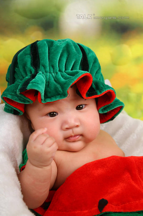 东方人,婴儿,儿童,一个人,坐,竖图,室内,白天,背景,正面,纯洁,沙发,西瓜,帽子,纺织品,亚洲,仅一个人,服装,朦胧,模糊,装饰,毛毯,毯子,注视,黄种人,纺织,小孩,衣服,垫子,观察,看,温暖,可爱,摄影,服饰,活泼,影棚,观看,华丽,修饰,点缀,察看,衣着,穿着,关注,宝宝,表演服,演出服,布艺沙发,纯真,烂漫,无邪,衬托,美观,雅致,雅观,衣饰,道具服,伶俐,天真,亚洲人,孩子,寒瓜,坐着,半身,布景,彩图,影棚拍摄,拍摄,shsc1