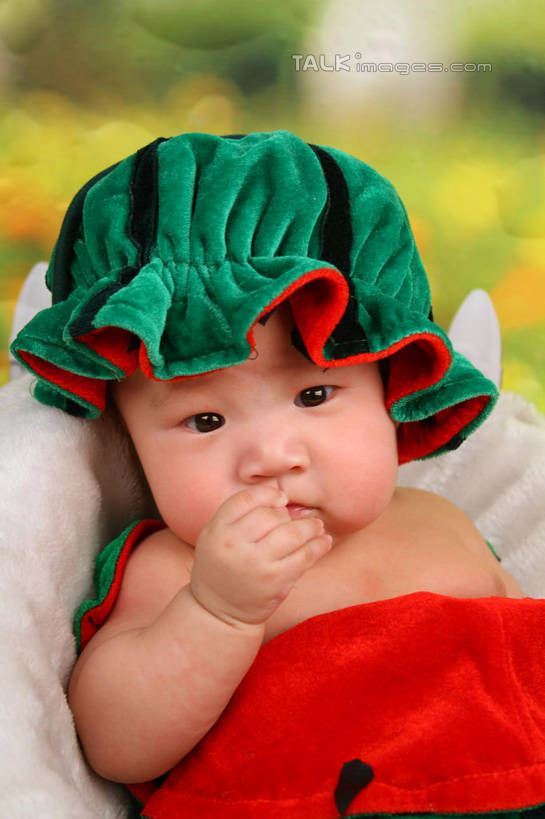 东方人,婴儿,儿童,一个人,坐,竖图,室内,白天,背景,正面,纯洁,沙发,西瓜,帽子,纺织品,亚洲,仅一个人,服装,朦胧,模糊,装饰,毛毯,毯子,注视,黄种人,纺织,小孩,衣服,垫子,观察,看,温暖,可爱,摄影,服饰,活泼,影棚,观看,华丽,修饰,点缀,察看,衣着,穿着,关注,宝宝,表演服,演出服,布艺沙发,纯真,烂漫,无邪,衬托,美观,雅致,雅观,衣饰,道具服,伶俐,天真,亚洲人,孩子,寒瓜,坐着,半身,布景,彩图,影棚拍摄,拍摄,shsc1