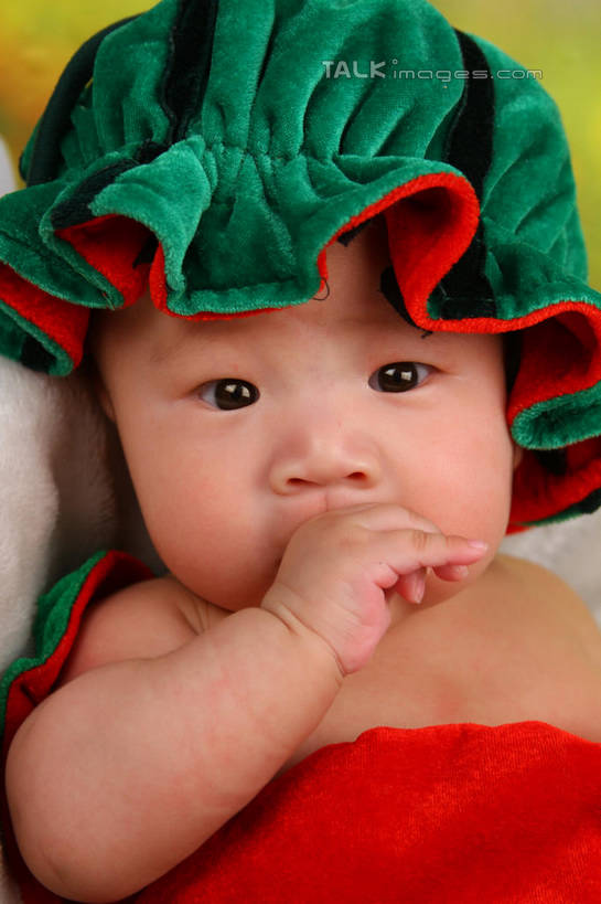 东方人,婴儿,儿童,一个人,坐,竖图,室内,白天,背景,正面,纯洁,沙发,西瓜,帽子,纺织品,亚洲,仅一个人,服装,朦胧,模糊,装饰,毛毯,毯子,注视,黄种人,纺织,小孩,衣服,垫子,观察,看,温暖,可爱,摄影,服饰,活泼,影棚,观看,华丽,修饰,点缀,察看,衣着,穿着,关注,宝宝,表演服,演出服,布艺沙发,纯真,烂漫,无邪,衬托,美观,雅致,雅观,衣饰,道具服,伶俐,天真,亚洲人,孩子,寒瓜,坐着,半身,布景,彩图,影棚拍摄,拍摄,shsc1