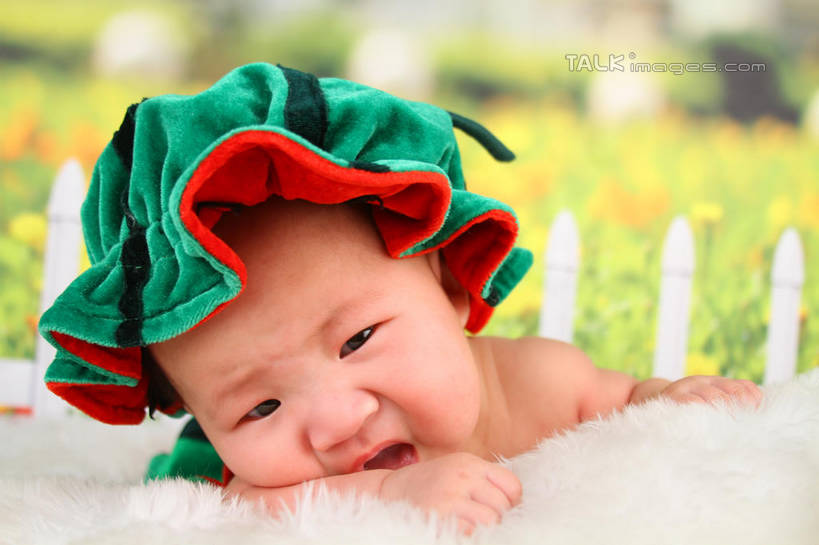 东方人,婴儿,儿童,脸,头,脸颊,一个人,横图,室内,特写,白天,背景,正面,纯洁,地毯,西瓜,帽子,亚洲,仅一个人,服装,朦胧,模糊,装饰,编织,手工艺品,织物,注视,黄种人,小孩,衣服,工艺品,观察,看,趴着,可爱,摄影,服饰,活泼,影棚,观看,华丽,修饰,点缀,察看,衣着,穿着,关注,宝宝,表演服,演出服,纯真,烂漫,无邪,衬托,美观,雅致,雅观,衣饰,道具服,伶俐,天真,亚洲人,孩子,头部,脸部,脸蛋,面部,寒瓜,趴,半身,布景,彩图,影棚拍摄,拍摄,shsc1