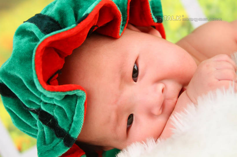 东方人,婴儿,儿童,脸,头,脸颊,一个人,横图,室内,特写,白天,背景,正面,纯洁,地毯,西瓜,帽子,亚洲,仅一个人,服装,朦胧,模糊,装饰,编织,手工艺品,织物,注视,黄种人,小孩,衣服,工艺品,观察,看,趴着,可爱,摄影,服饰,活泼,影棚,观看,华丽,修饰,点缀,察看,衣着,穿着,关注,宝宝,表演服,演出服,纯真,烂漫,无邪,衬托,美观,雅致,雅观,衣饰,道具服,伶俐,天真,亚洲人,孩子,头部,脸部,脸蛋,面部,寒瓜,趴,半身,布景,彩图,影棚拍摄,拍摄,shsc1