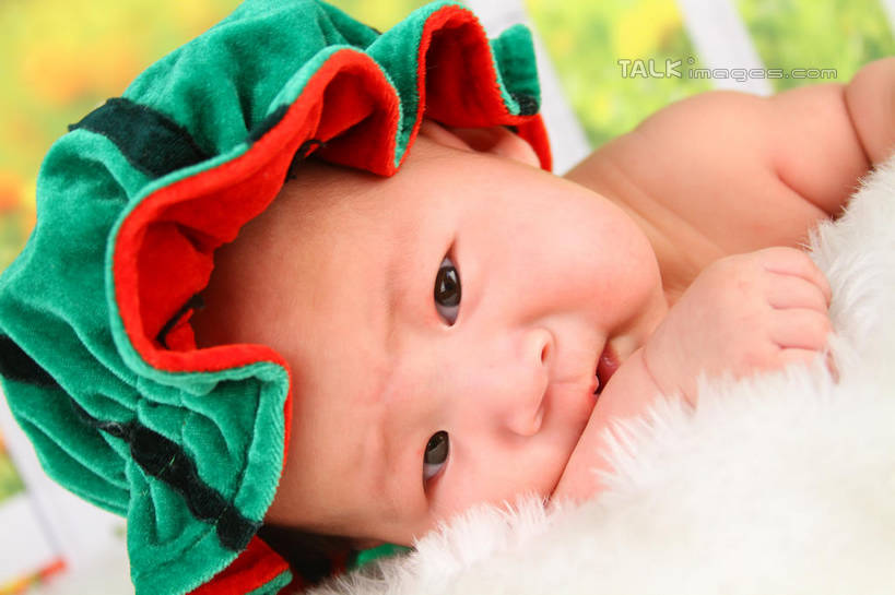 东方人,婴儿,儿童,脸,头,脸颊,一个人,横图,室内,特写,白天,背景,正面,纯洁,地毯,西瓜,帽子,亚洲,仅一个人,服装,朦胧,模糊,装饰,编织,手工艺品,织物,注视,黄种人,小孩,衣服,工艺品,观察,看,趴着,可爱,摄影,服饰,活泼,影棚,观看,华丽,修饰,点缀,察看,衣着,穿着,关注,宝宝,表演服,演出服,纯真,烂漫,无邪,衬托,美观,雅致,雅观,衣饰,道具服,伶俐,天真,亚洲人,孩子,头部,脸部,脸蛋,面部,寒瓜,趴,半身,布景,彩图,影棚拍摄,拍摄,shsc1