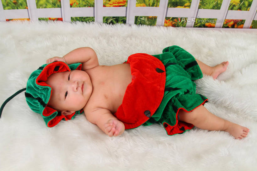 东方人,婴儿,儿童,一个人,躺,横图,俯视,室内,白天,背景,纯洁,地毯,西瓜,帽子,亚洲,仅一个人,服装,装饰,编织,手工艺品,织物,注视,黄种人,小孩,衣服,工艺品,观察,看,可爱,摄影,服饰,活泼,影棚,观看,华丽,修饰,点缀,察看,衣着,穿着,关注,宝宝,表演服,演出服,纯真,烂漫,无邪,衬托,美观,雅致,雅观,衣饰,道具服,卧着,伶俐,天真,亚洲人,孩子,寒瓜,躺着,卧,布景,彩图,高角度拍摄,全身,影棚拍摄,拍摄,shsc1