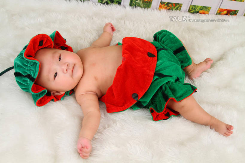 东方人,婴儿,儿童,一个人,躺,伸展双臂,横图,俯视,室内,白天,背景,纯洁,地毯,西瓜,帽子,亚洲,仅一个人,服装,装饰,编织,手工艺品,织物,注视,黄种人,小孩,衣服,工艺品,观察,看,可爱,摄影,服饰,活泼,影棚,观看,华丽,修饰,点缀,察看,衣着,穿着,关注,宝宝,表演服,演出服,纯真,烂漫,无邪,衬托,美观,雅致,雅观,衣饰,道具服,卧着,伶俐,天真,亚洲人,孩子,寒瓜,敞开双臂,伸开双臂,躺着,卧,展开双肩,张开手臂,张开双臂,布景,彩图,高角度拍摄,全身,影棚拍摄,拍摄,shsc1