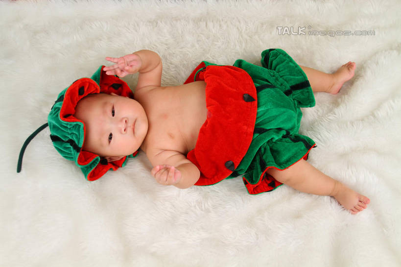 东方人,婴儿,儿童,一个人,躺,横图,俯视,室内,白天,背景,纯洁,地毯,西瓜,帽子,亚洲,仅一个人,服装,装饰,编织,手工艺品,织物,注视,黄种人,小孩,衣服,工艺品,观察,看,可爱,摄影,服饰,活泼,影棚,观看,华丽,修饰,点缀,察看,衣着,穿着,关注,宝宝,表演服,演出服,纯真,烂漫,无邪,衬托,美观,雅致,雅观,衣饰,道具服,卧着,伶俐,天真,亚洲人,孩子,寒瓜,躺着,卧,布景,彩图,高角度拍摄,全身,影棚拍摄,拍摄,shsc1