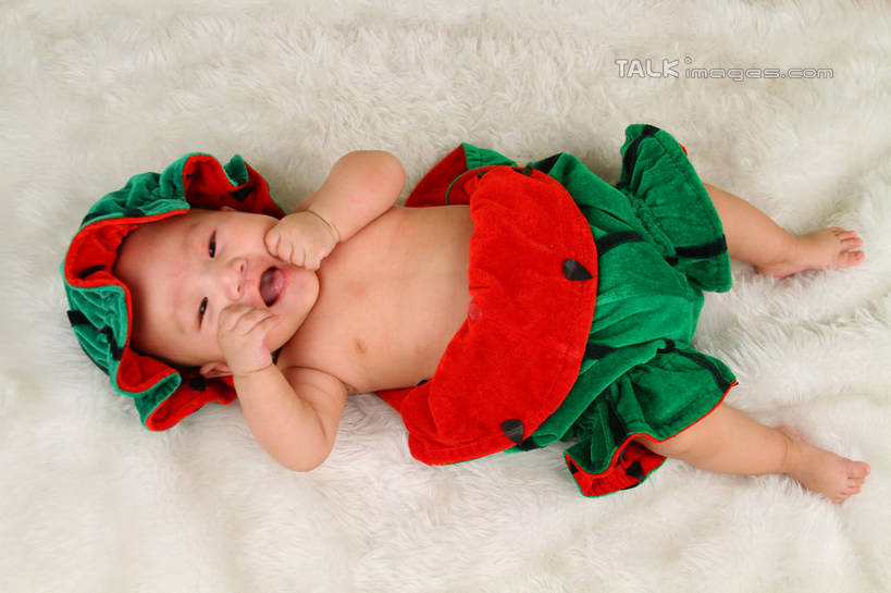 东方人,婴儿,儿童,一个人,躺,横图,俯视,室内,白天,背景,纯洁,地毯,西瓜,帽子,亚洲,仅一个人,服装,装饰,编织,手工艺品,织物,注视,黄种人,小孩,衣服,工艺品,观察,看,张嘴,可爱,摄影,服饰,活泼,影棚,观看,华丽,修饰,点缀,察看,衣着,穿着,关注,宝宝,表演服,演出服,张大嘴巴,纯真,烂漫,无邪,衬托,美观,雅致,雅观,衣饰,道具服,卧着,伶俐,天真,亚洲人,孩子,张开嘴,寒瓜,躺着,卧,布景,彩图,高角度拍摄,全身,影棚拍摄,拍摄,shsc1