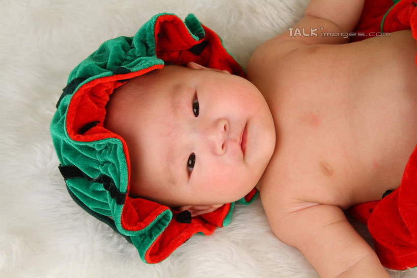 东方人,婴儿,儿童,脸,头,脸颊,一个人,躺,横图,俯视,室内,特写,白天,背景,纯洁,地毯,西瓜,帽子,亚洲,仅一个人,服装,装饰,编织,手工艺品,织物,注视,黄种人,裸露,小孩,衣服,工艺品,观察,看,可爱,摄影,服饰,活泼,影棚,观看,华丽,修饰,点缀,察看,衣着,穿着,关注,宝宝,裸,表演服,演出服,纯真,烂漫,无邪,衬托,美观,雅致,雅观,衣饰,道具服,卧着,伶俐,天真,亚洲人,孩子,头部,脸部,脸蛋,面部,寒瓜,躺着,卧,半身,布景,彩图,高角度拍摄,影棚拍摄,拍摄,shsc1