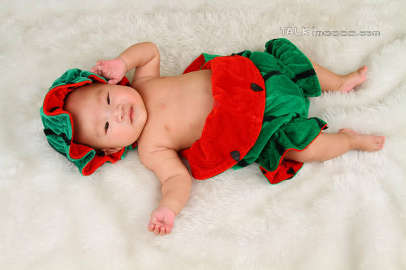 东方人,婴儿,儿童,一个人,躺,横图,俯视,室内,白天,背景,纯洁,地毯,西瓜,帽子,亚洲,仅一个人,服装,装饰,编织,手工艺品,织物,注视,黄种人,小孩,衣服,工艺品,观察,看,可爱,摄影,服饰,活泼,影棚,观看,华丽,修饰,点缀,察看,衣着,穿着,关注,宝宝,表演服,演出服,纯真,烂漫,无邪,衬托,美观,雅致,雅观,衣饰,道具服,卧着,伶俐,天真,亚洲人,孩子,寒瓜,躺着,卧,布景,彩图,高角度拍摄,全身,影棚拍摄,拍摄,shsc1