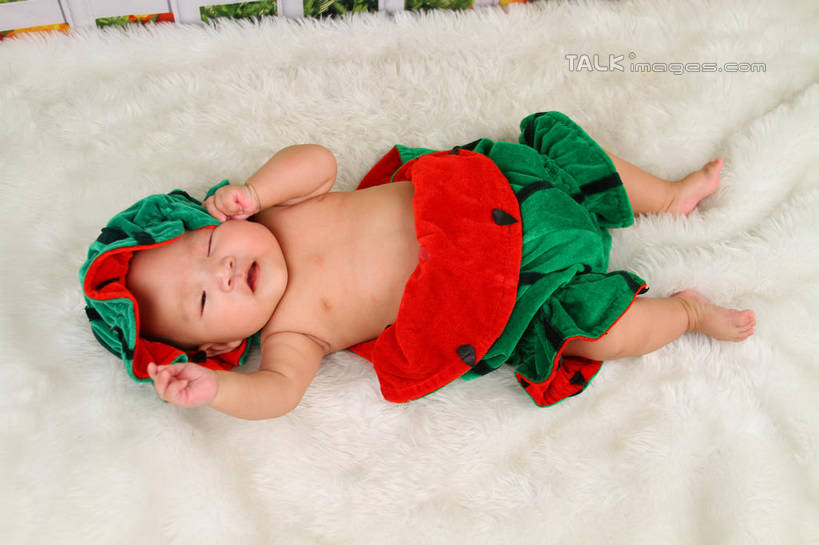 东方人,婴儿,儿童,一个人,躺,横图,俯视,室内,白天,背景,纯洁,地毯,西瓜,帽子,亚洲,仅一个人,服装,装饰,编织,手工艺品,织物,注视,黄种人,小孩,衣服,工艺品,观察,看,可爱,摄影,服饰,活泼,影棚,观看,华丽,修饰,点缀,察看,衣着,穿着,关注,宝宝,表演服,演出服,纯真,烂漫,无邪,衬托,美观,雅致,雅观,衣饰,道具服,卧着,伶俐,天真,亚洲人,孩子,寒瓜,躺着,卧,布景,彩图,高角度拍摄,全身,影棚拍摄,拍摄,shsc1