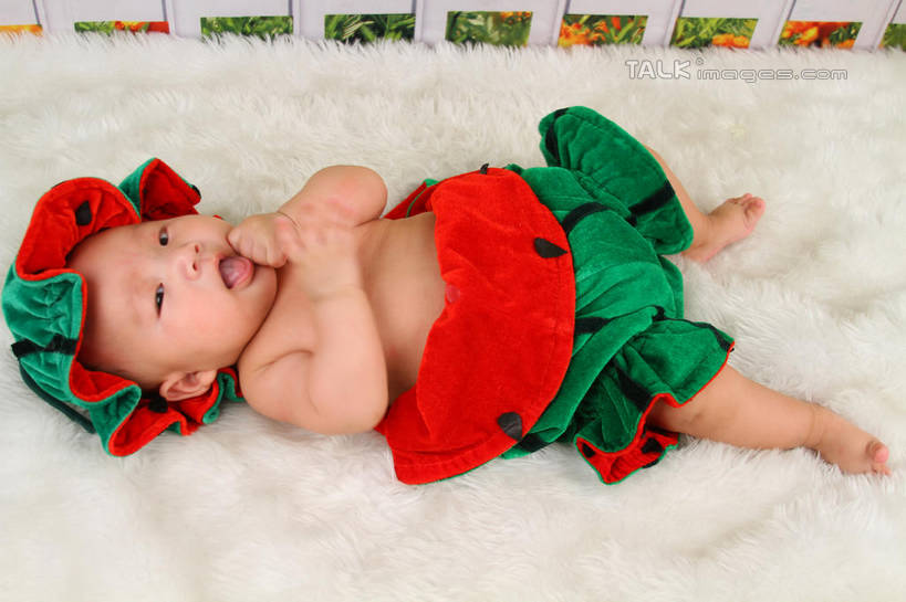 东方人,婴儿,儿童,一个人,躺,横图,俯视,室内,白天,背景,纯洁,地毯,西瓜,帽子,亚洲,仅一个人,服装,装饰,编织,手工艺品,织物,注视,黄种人,小孩,衣服,工艺品,观察,看,张嘴,可爱,摄影,服饰,活泼,影棚,观看,华丽,修饰,点缀,察看,衣着,穿着,关注,宝宝,表演服,演出服,张大嘴巴,纯真,烂漫,无邪,衬托,美观,雅致,雅观,衣饰,道具服,卧着,伶俐,天真,亚洲人,孩子,张开嘴,寒瓜,躺着,卧,布景,彩图,高角度拍摄,全身,影棚拍摄,拍摄,shsc1