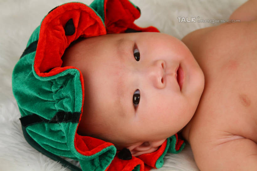 东方人,婴儿,儿童,脸,头,脸颊,一个人,躺,横图,俯视,室内,特写,白天,背景,纯洁,地毯,西瓜,帽子,亚洲,仅一个人,服装,装饰,编织,手工艺品,织物,注视,黄种人,裸露,小孩,衣服,工艺品,观察,看,可爱,摄影,服饰,活泼,影棚,观看,华丽,修饰,点缀,察看,衣着,穿着,关注,宝宝,裸,表演服,演出服,纯真,烂漫,无邪,衬托,美观,雅致,雅观,衣饰,道具服,卧着,伶俐,天真,亚洲人,孩子,头部,脸部,脸蛋,面部,寒瓜,躺着,卧,半身,布景,彩图,高角度拍摄,影棚拍摄,拍摄,shsc1