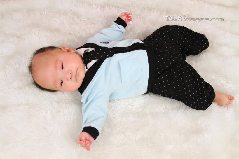 东方人,婴儿,儿童,一个人,躺,伸展双臂,横图,俯视,室内,白天,背景,婴儿服装,纯洁,地毯,亚洲,仅一个人,服装,装饰,编织,手工艺品,织物,注视,黄种人,小孩,衣服,工艺品,观察,看,可爱,摄影,服饰,活泼,影棚,观看,华丽,修饰,点缀,察看,衣着,穿着,关注,宝宝,纯真,烂漫,无邪,衬托,美观,雅致,雅观,衣饰,卧着,伶俐,天真,亚洲人,孩子,敞开双臂,伸开双臂,躺着,卧,展开双肩,张开手臂,张开双臂,布景,彩图,高角度拍摄,全身,影棚拍摄,婴儿服,拍摄,shsc1