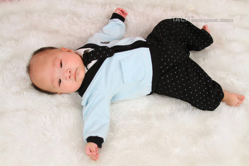 东方人,婴儿,儿童,一个人,躺,伸展双臂,横图,俯视,室内,白天,背景,婴儿服装,纯洁,地毯,亚洲,仅一个人,服装,装饰,编织,手工艺品,织物,注视,黄种人,小孩,衣服,工艺品,观察,看,可爱,摄影,服饰,活泼,影棚,观看,华丽,修饰,点缀,察看,衣着,穿着,关注,宝宝,纯真,烂漫,无邪,衬托,美观,雅致,雅观,衣饰,卧着,伶俐,天真,亚洲人,孩子,敞开双臂,伸开双臂,躺着,卧,展开双肩,张开手臂,张开双臂,布景,彩图,高角度拍摄,全身,影棚拍摄,婴儿服,拍摄,shsc1