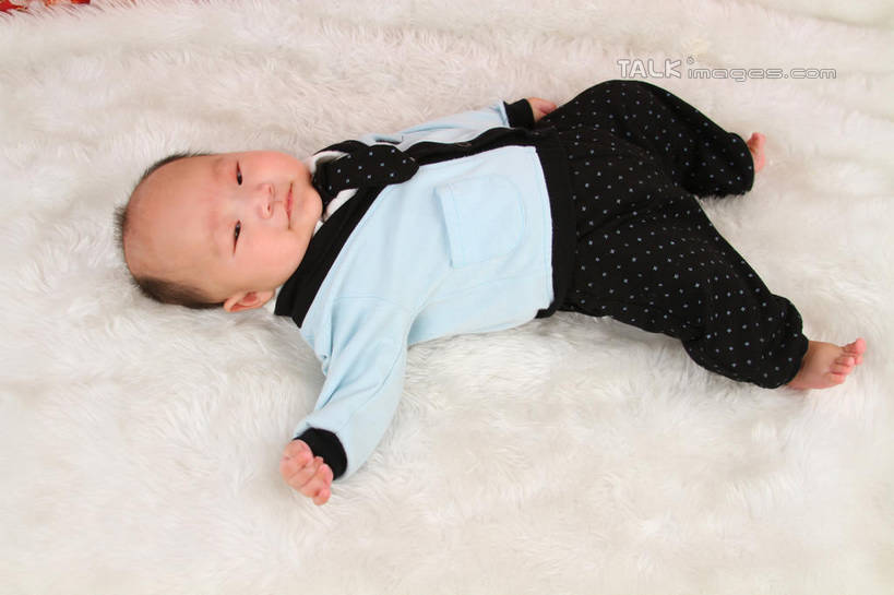 东方人,婴儿,儿童,一个人,躺,横图,俯视,室内,白天,背景,婴儿服装,纯洁,地毯,亚洲,仅一个人,服装,装饰,编织,手工艺品,织物,注视,黄种人,小孩,衣服,工艺品,观察,看,可爱,摄影,服饰,活泼,影棚,观看,华丽,修饰,点缀,察看,衣着,穿着,关注,宝宝,纯真,烂漫,无邪,衬托,美观,雅致,雅观,衣饰,卧着,伶俐,天真,亚洲人,孩子,躺着,卧,布景,彩图,高角度拍摄,全身,影棚拍摄,婴儿服,拍摄,shsc1