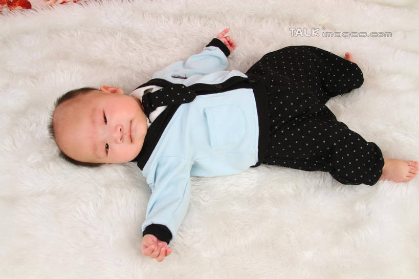 东方人,婴儿,儿童,一个人,躺,伸展双臂,横图,俯视,室内,白天,背景,婴儿服装,纯洁,地毯,亚洲,仅一个人,服装,装饰,编织,手工艺品,织物,注视,黄种人,小孩,衣服,工艺品,观察,看,可爱,摄影,服饰,活泼,影棚,观看,华丽,修饰,点缀,察看,衣着,穿着,关注,宝宝,纯真,烂漫,无邪,衬托,美观,雅致,雅观,衣饰,卧着,伶俐,天真,亚洲人,孩子,敞开双臂,伸开双臂,躺着,卧,展开双肩,张开手臂,张开双臂,布景,彩图,高角度拍摄,全身,影棚拍摄,婴儿服,拍摄,shsc1