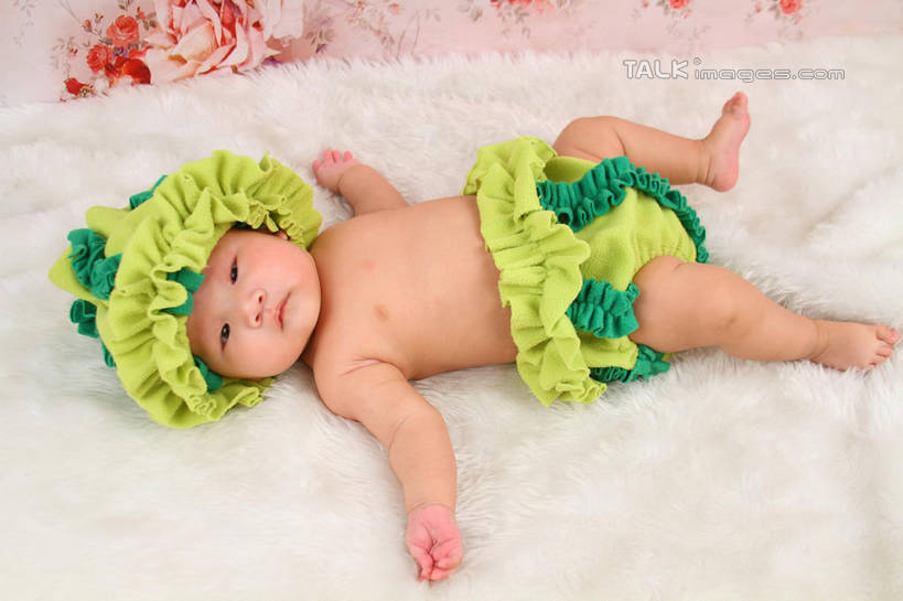 东方人,婴儿,儿童,一个人,躺,伸展双臂,横图,俯视,室内,白天,背景,纯洁,地毯,帽子,亚洲,仅一个人,服装,装饰,编织,手工艺品,织物,注视,黄种人,小孩,衣服,黄色,绿色,工艺品,观察,看,可爱,摄影,服饰,活泼,影棚,观看,华丽,修饰,点缀,察看,衣着,穿着,关注,宝宝,表演服,演出服,纯真,烂漫,无邪,衬托,美观,雅致,雅观,衣饰,道具服,卧着,伶俐,天真,亚洲人,孩子,敞开双臂,伸开双臂,躺着,卧,展开双肩,张开手臂,张开双臂,布景,彩图,高角度拍摄,全身,影棚拍摄,拍摄,shsc1