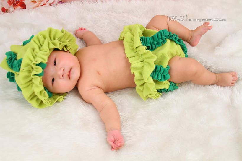 东方人,婴儿,儿童,一个人,躺,伸展双臂,横图,俯视,室内,白天,背景,纯洁,地毯,帽子,亚洲,仅一个人,服装,装饰,编织,手工艺品,织物,注视,黄种人,小孩,衣服,黄色,绿色,工艺品,观察,看,可爱,摄影,服饰,活泼,影棚,观看,华丽,修饰,点缀,察看,衣着,穿着,关注,宝宝,表演服,演出服,纯真,烂漫,无邪,衬托,美观,雅致,雅观,衣饰,道具服,卧着,伶俐,天真,亚洲人,孩子,敞开双臂,伸开双臂,躺着,卧,展开双肩,张开手臂,张开双臂,布景,彩图,高角度拍摄,全身,影棚拍摄,拍摄,shsc1