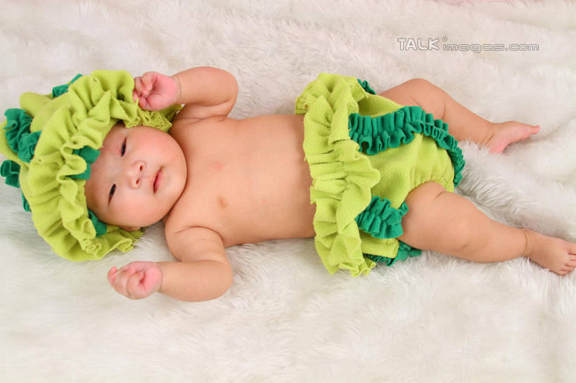 东方人,婴儿,儿童,一个人,躺,横图,俯视,室内,白天,背景,纯洁,地毯,帽子,亚洲,仅一个人,服装,装饰,编织,手工艺品,织物,注视,黄种人,小孩,衣服,黄色,绿色,工艺品,观察,看,可爱,摄影,服饰,活泼,影棚,观看,华丽,修饰,点缀,察看,衣着,穿着,关注,宝宝,表演服,演出服,纯真,烂漫,无邪,衬托,美观,雅致,雅观,衣饰,道具服,卧着,伶俐,天真,亚洲人,孩子,躺着,卧,布景,彩图,高角度拍摄,全身,影棚拍摄,拍摄,shsc1