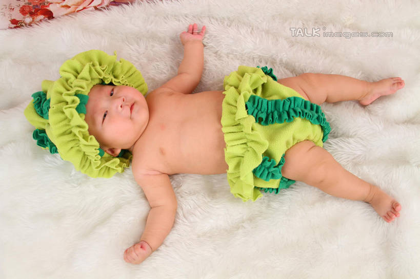 东方人,婴儿,儿童,一个人,躺,伸展双臂,横图,俯视,室内,白天,背景,纯洁,地毯,帽子,亚洲,仅一个人,服装,装饰,编织,手工艺品,织物,注视,黄种人,小孩,衣服,黄色,绿色,工艺品,观察,看,可爱,摄影,服饰,活泼,影棚,观看,华丽,修饰,点缀,察看,衣着,穿着,关注,宝宝,表演服,演出服,纯真,烂漫,无邪,衬托,美观,雅致,雅观,衣饰,道具服,卧着,伶俐,天真,亚洲人,孩子,敞开双臂,伸开双臂,躺着,卧,展开双肩,张开手臂,张开双臂,布景,彩图,高角度拍摄,全身,影棚拍摄,拍摄,shsc1