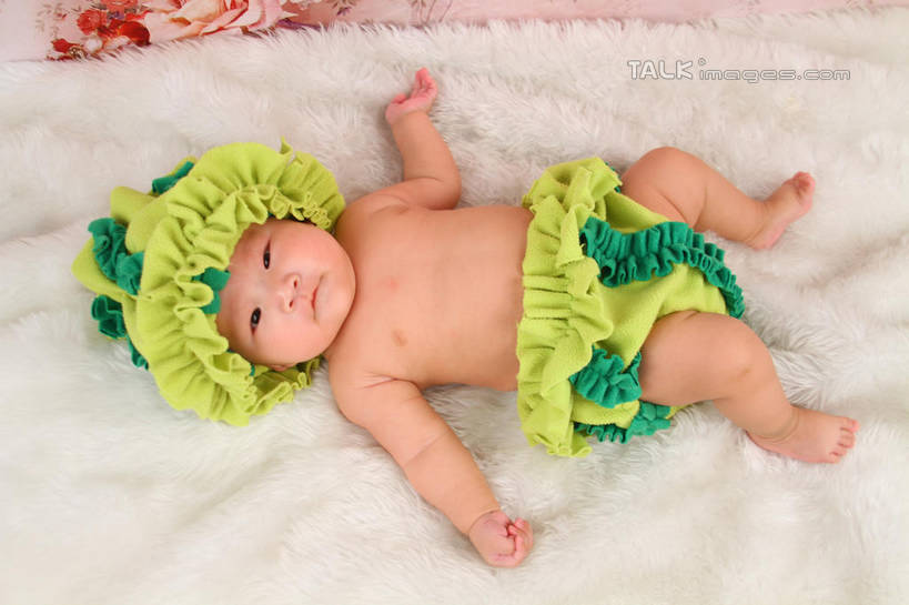 东方人,婴儿,儿童,一个人,躺,伸展双臂,横图,俯视,室内,白天,背景,纯洁,地毯,帽子,亚洲,仅一个人,服装,装饰,编织,手工艺品,织物,注视,黄种人,小孩,衣服,黄色,绿色,工艺品,观察,看,可爱,摄影,服饰,活泼,影棚,观看,华丽,修饰,点缀,察看,衣着,穿着,关注,宝宝,表演服,演出服,纯真,烂漫,无邪,衬托,美观,雅致,雅观,衣饰,道具服,卧着,伶俐,天真,亚洲人,孩子,敞开双臂,伸开双臂,躺着,卧,展开双肩,张开手臂,张开双臂,布景,彩图,高角度拍摄,全身,影棚拍摄,拍摄,shsc1