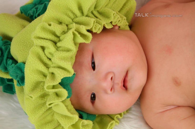 东方人,婴儿,儿童,脸,头,脸颊,一个人,躺,横图,俯视,室内,特写,白天,背景,纯洁,地毯,帽子,亚洲,仅一个人,服装,装饰,编织,手工艺品,织物,注视,黄种人,小孩,衣服,黄色,绿色,工艺品,观察,看,可爱,摄影,服饰,活泼,影棚,观看,华丽,修饰,点缀,察看,衣着,穿着,关注,宝宝,表演服,演出服,纯真,烂漫,无邪,衬托,美观,雅致,雅观,衣饰,道具服,卧着,伶俐,天真,亚洲人,孩子,头部,脸部,脸蛋,面部,躺着,卧,半身,布景,彩图,高角度拍摄,影棚拍摄,拍摄,shsc1