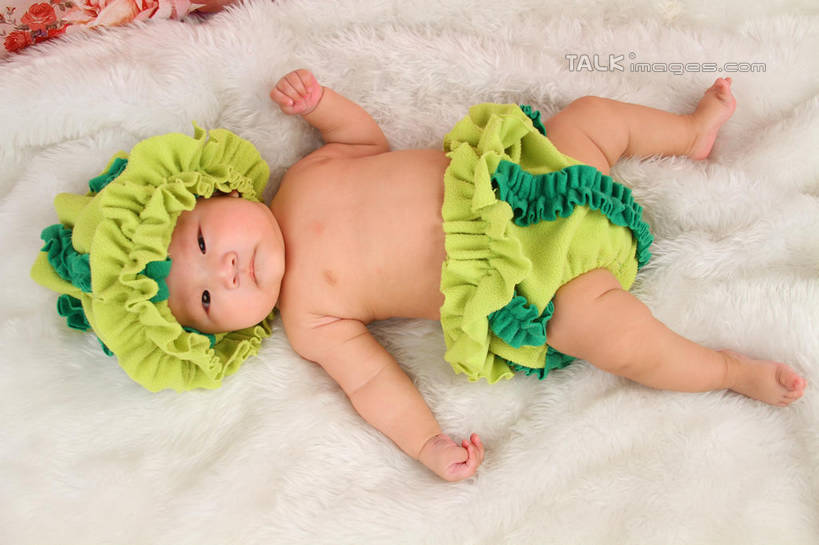 东方人,婴儿,儿童,一个人,躺,伸展双臂,横图,俯视,室内,白天,背景,纯洁,地毯,帽子,亚洲,仅一个人,服装,装饰,编织,手工艺品,织物,注视,黄种人,小孩,衣服,黄色,绿色,工艺品,观察,看,可爱,摄影,服饰,活泼,影棚,观看,华丽,修饰,点缀,察看,衣着,穿着,关注,宝宝,表演服,演出服,纯真,烂漫,无邪,衬托,美观,雅致,雅观,衣饰,道具服,卧着,伶俐,天真,亚洲人,孩子,敞开双臂,伸开双臂,躺着,卧,展开双肩,张开手臂,张开双臂,布景,彩图,高角度拍摄,全身,影棚拍摄,拍摄,shsc1