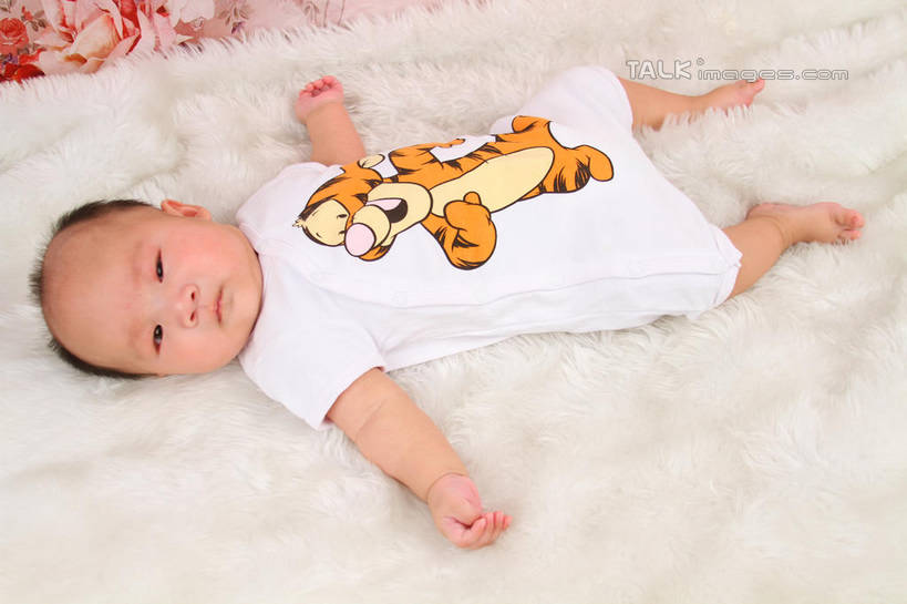 东方人,婴儿,儿童,一个人,躺,伸展双臂,横图,俯视,室内,白天,背景,婴儿服装,纯洁,地毯,亚洲,仅一个人,服装,装饰,编织,手工艺品,织物,注视,黄种人,小孩,衣服,工艺品,观察,看,可爱,摄影,服饰,活泼,影棚,观看,华丽,修饰,点缀,察看,衣着,穿着,关注,宝宝,纯真,烂漫,无邪,衬托,美观,雅致,雅观,衣饰,卧着,伶俐,天真,亚洲人,孩子,敞开双臂,伸开双臂,躺着,卧,展开双肩,张开手臂,张开双臂,布景,彩图,高角度拍摄,全身,影棚拍摄,婴儿服,拍摄,shsc1