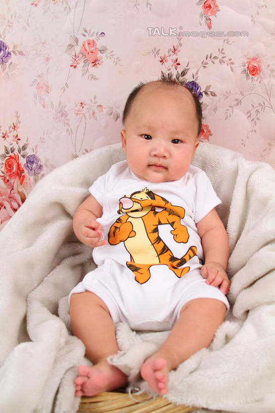 东方人,婴儿,儿童,一个人,坐,竖图,室内,白天,背景,正面,婴儿服装,纯洁,沙发,纺织品,亚洲,仅一个人,服装,装饰,毛毯,毯子,注视,黄种人,纺织,小孩,衣服,垫子,观察,看,温暖,可爱,摄影,服饰,活泼,影棚,观看,华丽,修饰,点缀,察看,衣着,穿着,关注,宝宝,布艺沙发,纯真,烂漫,无邪,衬托,美观,雅致,雅观,衣饰,伶俐,天真,亚洲人,孩子,坐着,布景,彩图,全身,影棚拍摄,婴儿服,拍摄,shsc1